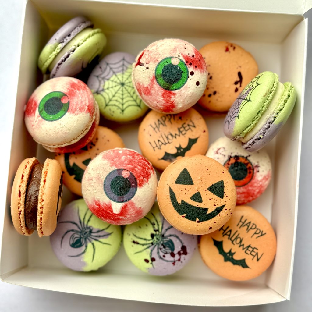 halloween-spooky-scary-macarons-gift-box