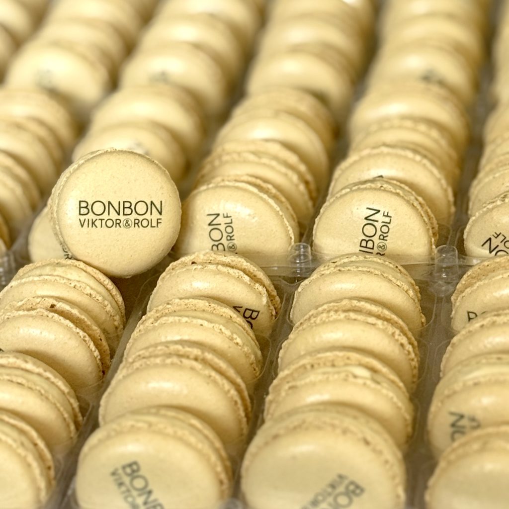caramel-branded-macarons