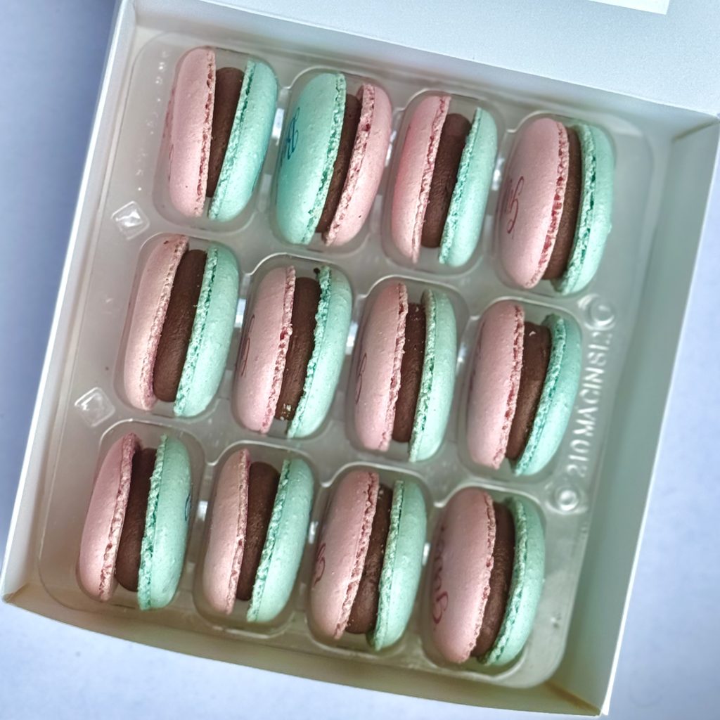 gender-reveal-baby-macarons