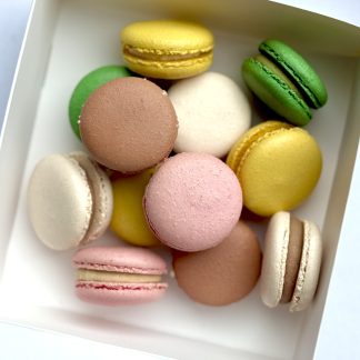 surprise-colours-macarons-gift-box