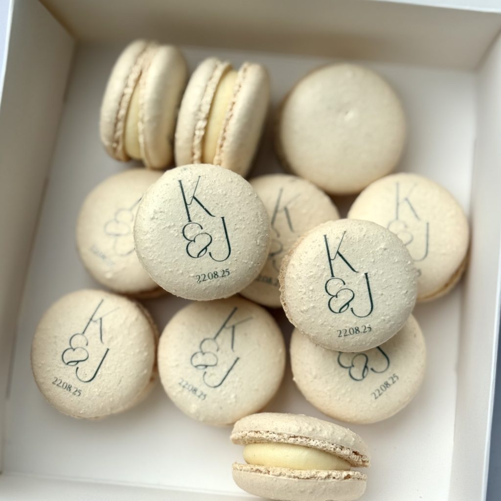 personalised-wedding-favour-macarons