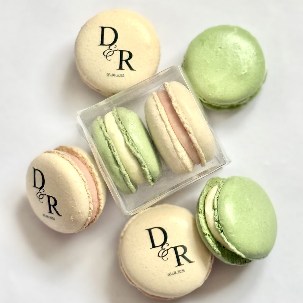 duo-personalised-macaron-favours