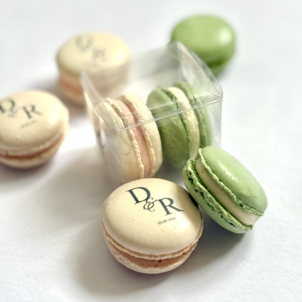 duo-personalised-macaron-favours