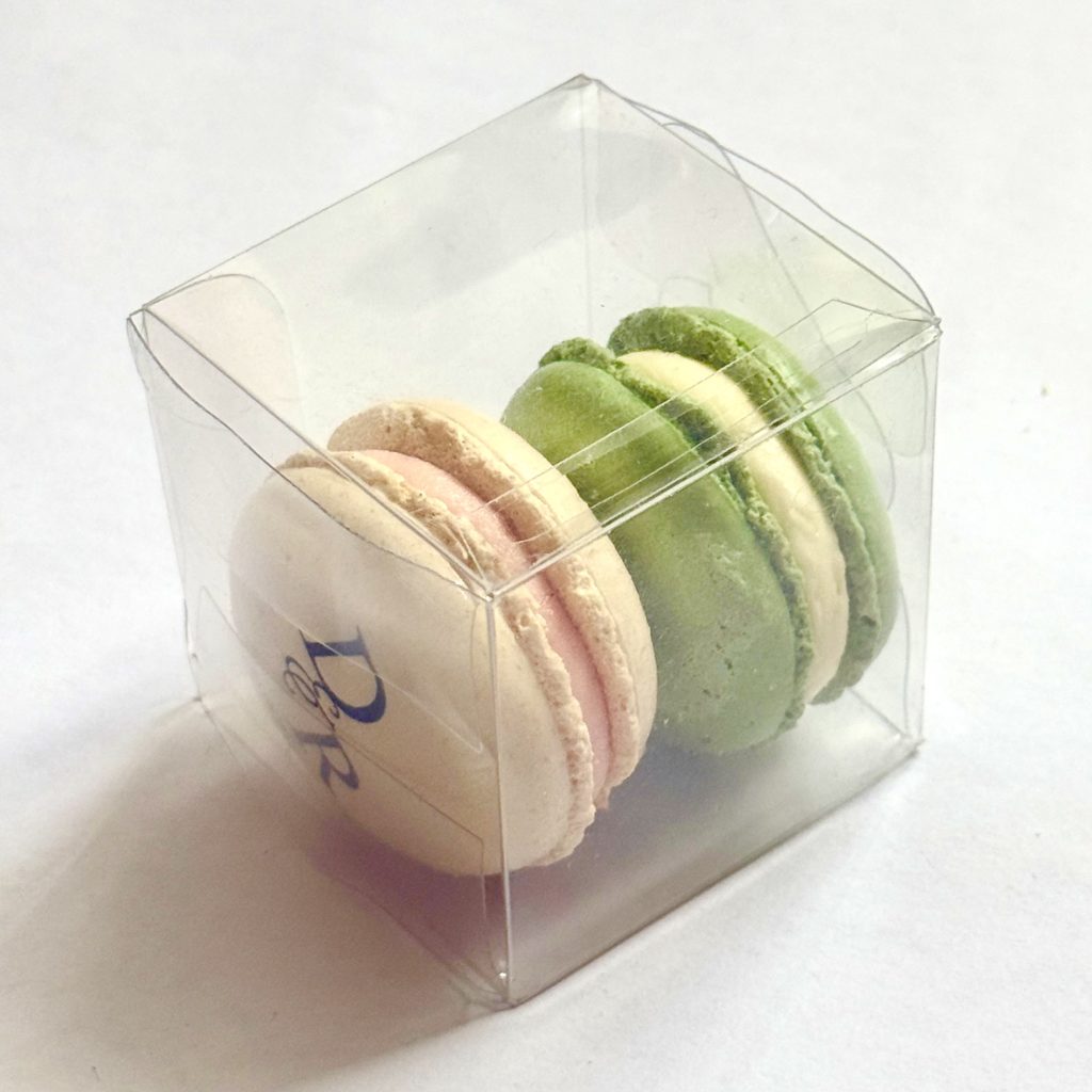 duo-personalised-macaron-favours