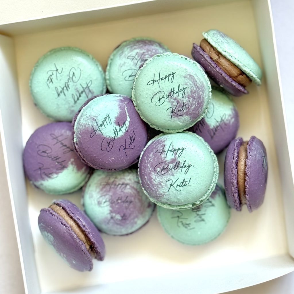 blue-purple-swirl-macarons